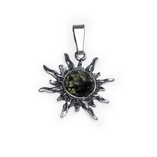 Sudraba kulons saulītes formā ar zaļganu dzintara gabaliņu