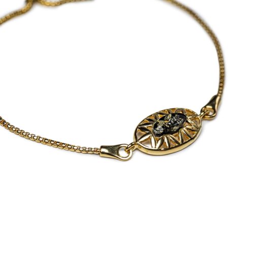 Sudraba rokassprādze ar tumši zaļganu dzintara gabaliņu, apzeltīta