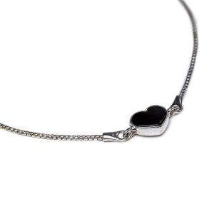 Sudraba rokassprādze ar tumšsarkanu dzintara sirsniņu