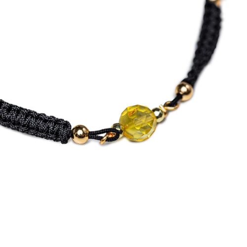 Rokassprādze ar gaiši dzeltenu dzintara bumbiņu, savelkama, ⌀ 5 cm