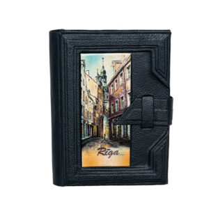 Piezīmju Grāmata Dabīgās Ādas Vākos, RĪGA, Vecrīgas motīvs, Tumši pelēka, 11 x 15 cm Piezīmju grāmata dabīgās Ādas vākos ar siksniņu, rĪga, vecrīgas motīvs, tumši pelēka, 11 x 15 cm