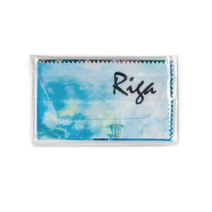 Briļļu tīrāmā lupatiņa ar pilsētas skatu, riga