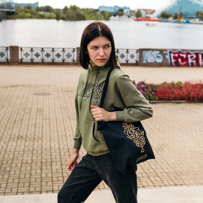 Kokvilnas taša ar etnogrāfisko rakstu "dzīvības koks", latvija, melna