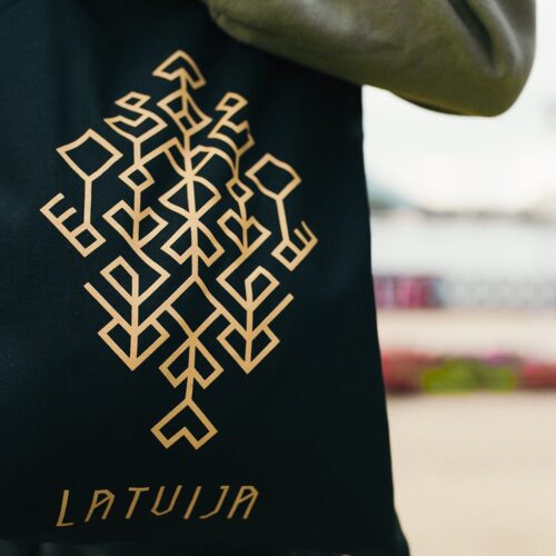 Kokvilnas Taša ar Etnogrāfisko Rakstu “Dzīvības Koks”, LATVIJA, Melna Kokvilnas taša ar etnogrāfisko rakstu "dzīvības koks", latvija, melna