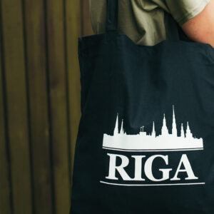 Kokvilnas taša ar pilsētas siluetu, riga, melna