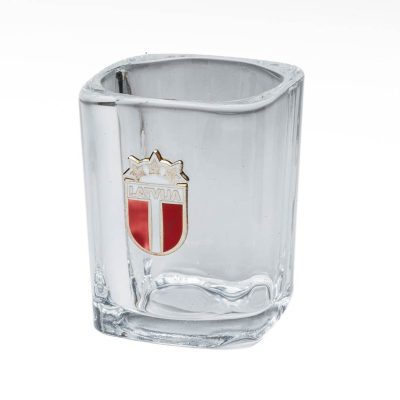Stikla Glāzīte Suvenīrs ar Metāla Emblēmu Latvijas Karogs, LATVIJA, 60 ml Stikla glāzīte suvenīrs ar metāla emblēmu latvijas karogs, latvija, 60 ml