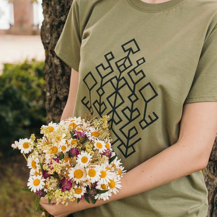 Unisex t-krekls ar etnogrāfisko rakstu "dzīvības koks", latvija, olīvzaļš