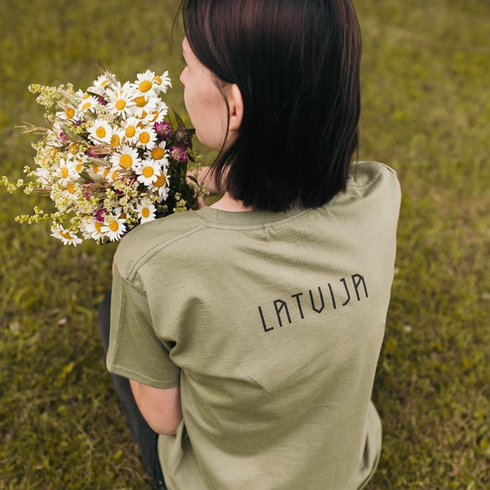 Unisex t-krekls ar etnogrāfisko rakstu "dzīvības koks", latvija, olīvzaļš