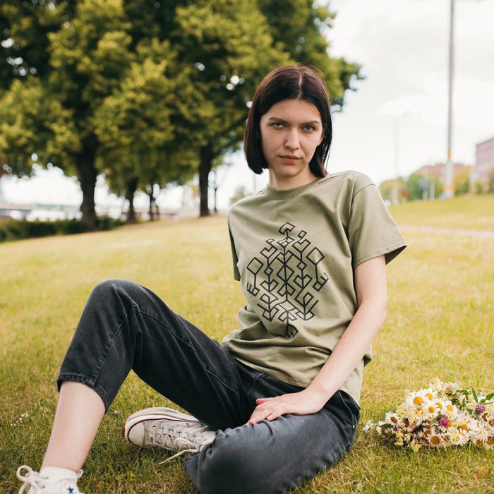 Unisex t-krekls ar etnogrāfisko rakstu "dzīvības koks", latvija, olīvzaļš