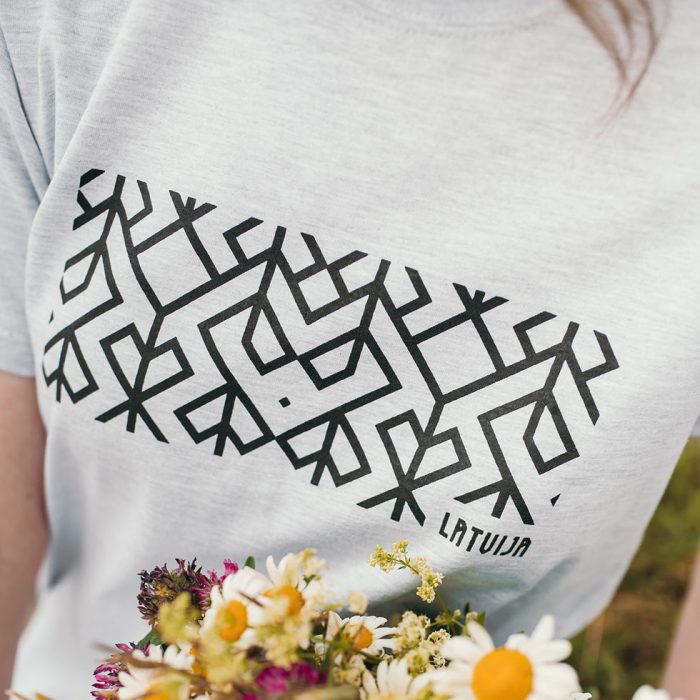 Unisex t-krekls ar etnogrāfisko rakstu "dzīvības sirds", latvija, pelēks