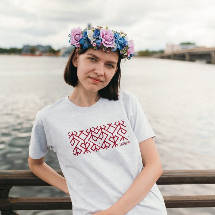 Unisex t-krekls ar etnogrāfisko rakstu "dzīvības sirds", latvija, pelēks