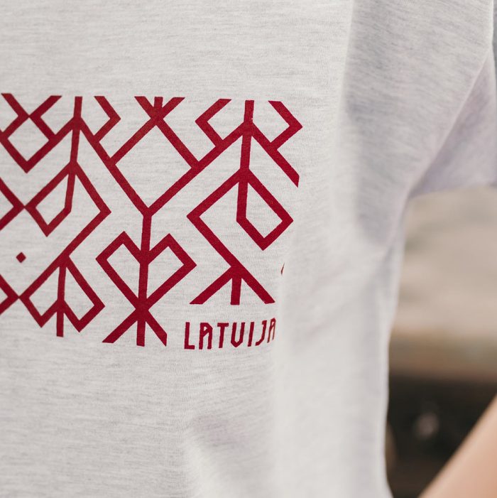 Unisex t-krekls ar etnogrāfisko rakstu "dzīvības sirds", latvija, pelēks