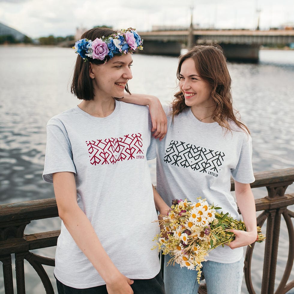 Unisex t-krekls ar etnogrāfisko rakstu "dzīvības sirds", latvija, pelēks