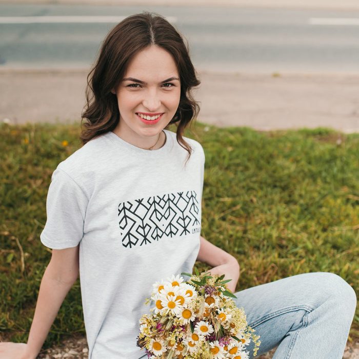 Unisex t-krekls ar etnogrāfisko rakstu "dzīvības sirds", latvija, pelēks