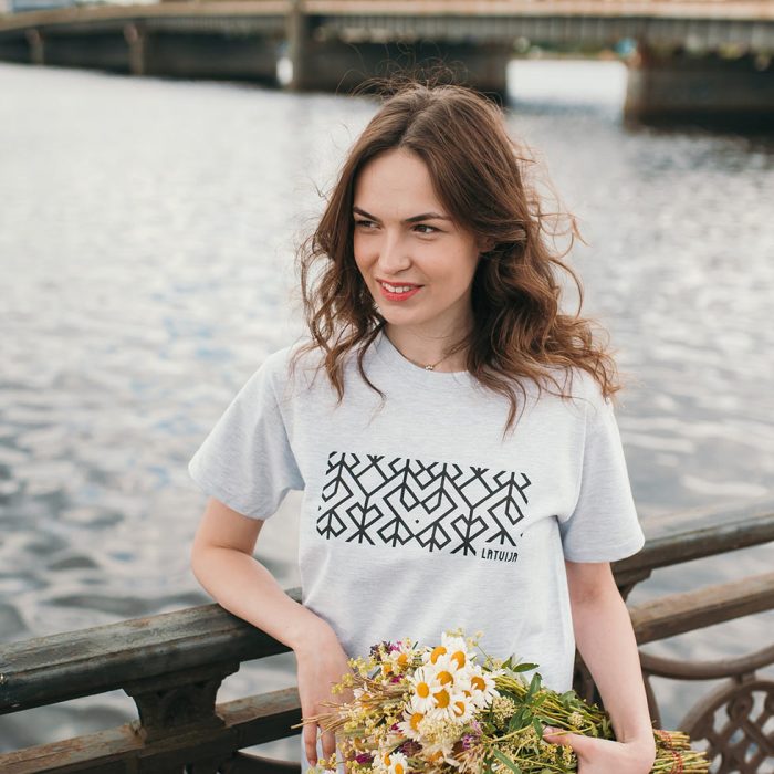 Unisex t-krekls ar etnogrāfisko rakstu "dzīvības sirds", latvija, pelēks