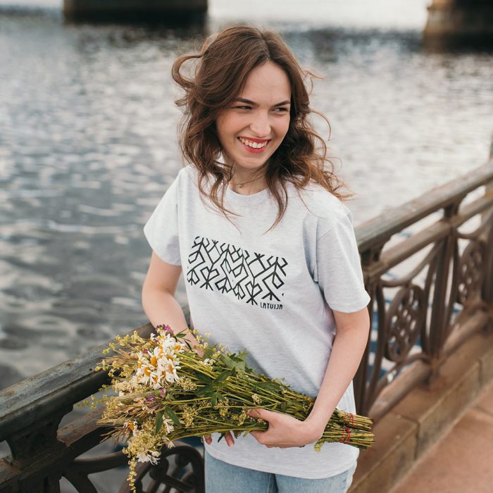 Unisex t-krekls ar etnogrāfisko rakstu "dzīvības sirds", latvija, pelēks