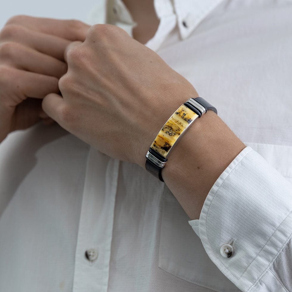 Ādas rokassprādze ar dzintara gabaliņiem, ⌀ 7 cm