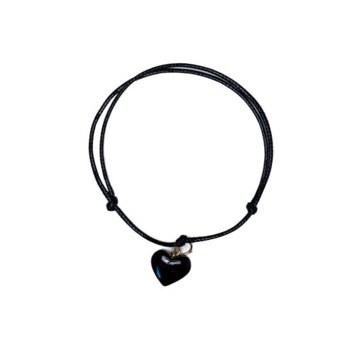 Aproce ar dzintara sirdi, tumši sarkana