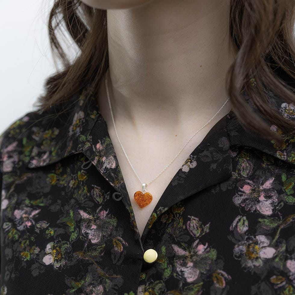 Dzintara kulons sirsniņa dzeltenā krāsā, caurspīdīgs, 2 cm