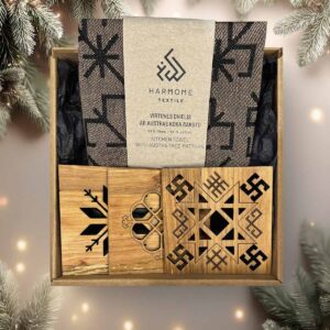 Ziemassvētku dāvanu komplekts – lina virtuves dvielis ar austras koka rakstu un koka paliktņi ar etnogrāfiskajām zīmēm
