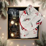 Ziemassvētku Dāvanu Komplekts – Lina Dvielis un Cimdiņš ar svētku Putniem un Garšīgas Rudzu Piparkūkas