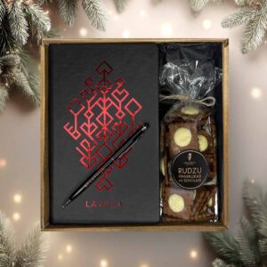 Ziemassvētku dāvanu komplekts – rudzu piparkūkas un piezīmju grāmata "dzīvības koks" ar pildspalvu