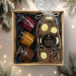 Ziemassvētku Dāvanu Komplekts – Garšīgas Rudzu Piparkūkas, Šokolāde medū, Upenes medū un Smiltsērkšķi Krēmveida Medū