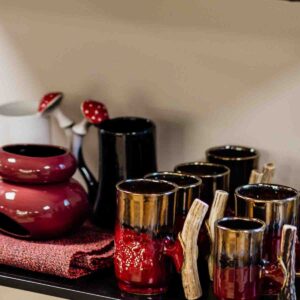 keramikas-paplate-maza-ar-ragu-bruna-bes-balticgifts-13 Keramikas kauss ar raga rokturi, sarkanmelna, 0.7l