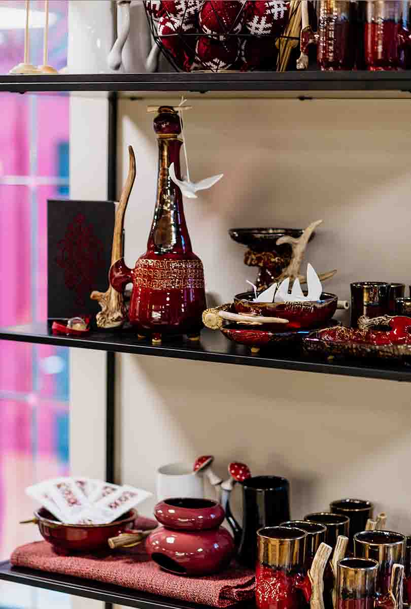 Keramikas kauss ar raga rokturi, sarkanmelna, 0.7l