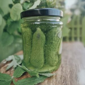 Svece burciņā "marinēti gurķīši"