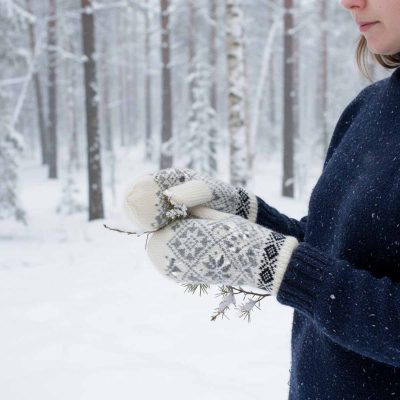 Adīti vilnas dūraiņi sievietēm, ausekļa zīmes, balti