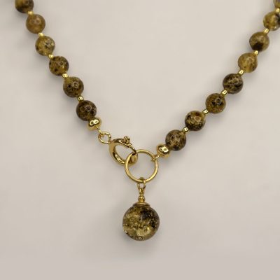 Dzintara kaklarota ar zelta krāsas elementiem, 45 cm