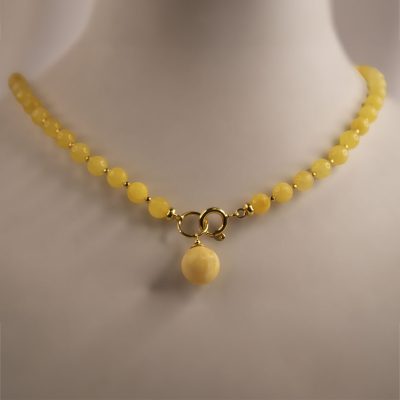 Dzintara kaklarota ar zelta krāsas elementiem, 45 cm