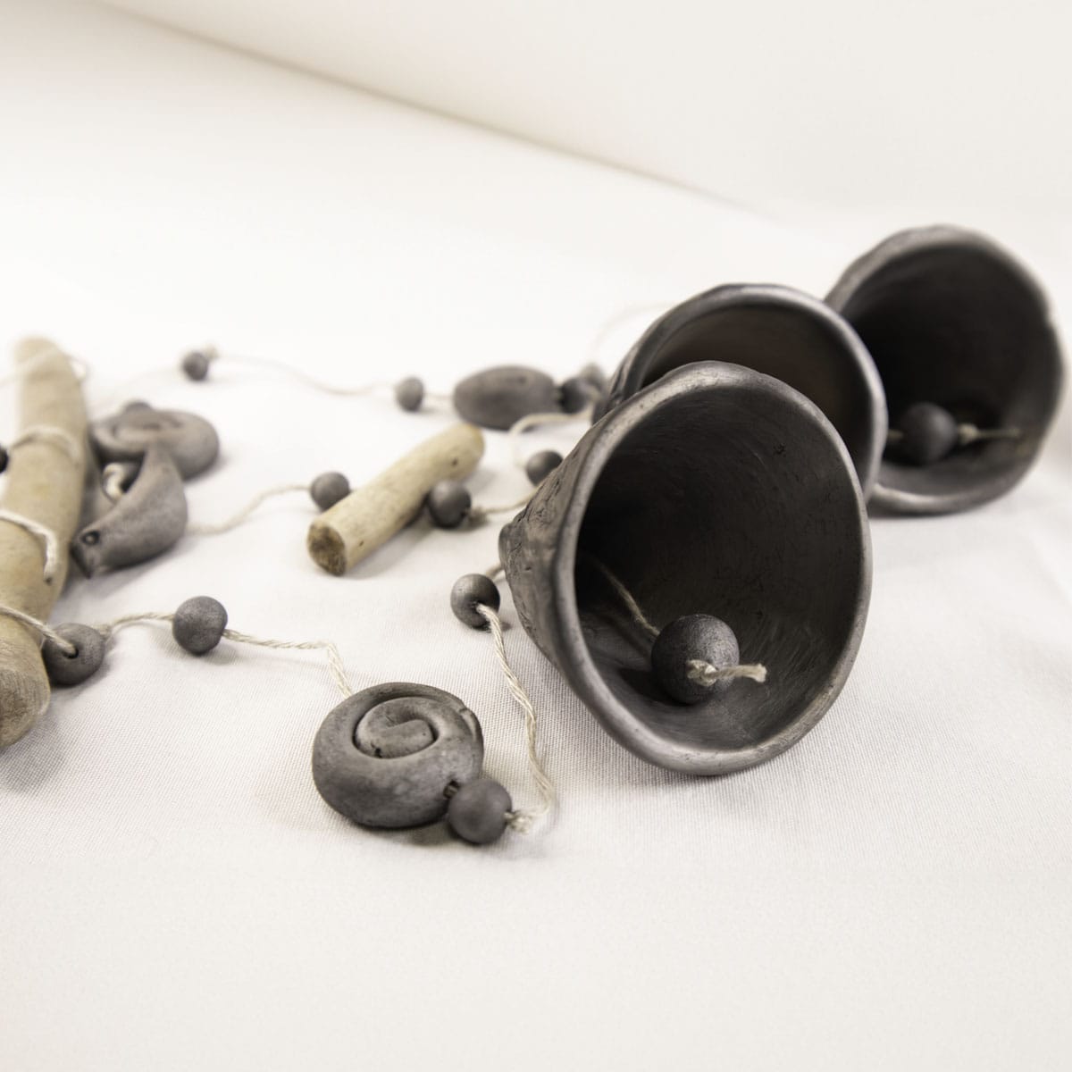 Keramikas vēja zvani, smilgu motīvs, pelēcīgi melni, 3 zvani