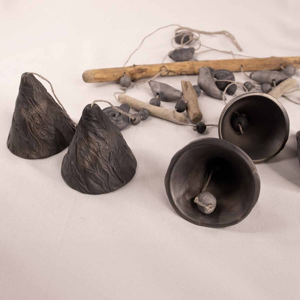 Keramikas vēja zvani, smilgu motīvs, pelēcīgi melni, 5 zvani