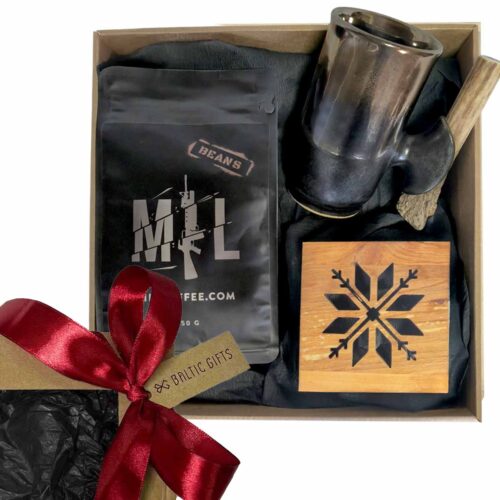 Dāvanu komplekts – kafija, krūze ar ragu un koka paliktnis