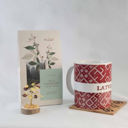 Dāvanu komplekts – plūkt tēja, krūze “latvija”, dzintara kociņš un koka paliktnis