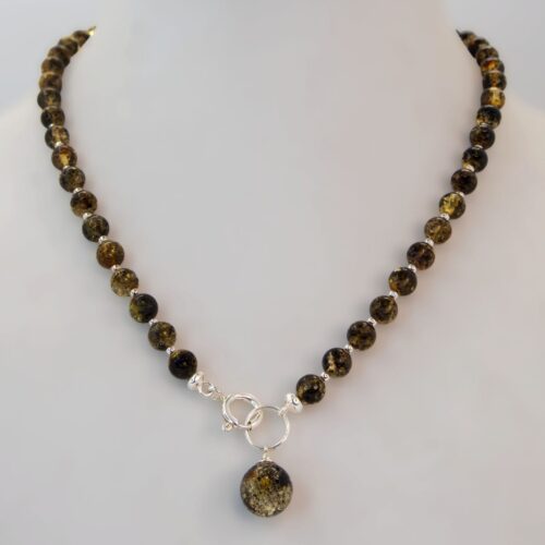 Dzintara kaklarota ar sudraba krāsas elementiem, brūnzaļa 45 cm