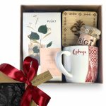 Dāvanu komplekts – Plūkt tēja, Krūze, Medus un Koka Paliktnis