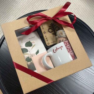 Dāvanu komplekts – plūkt tēja, krūze “latvija”, medus un koka paliktnis