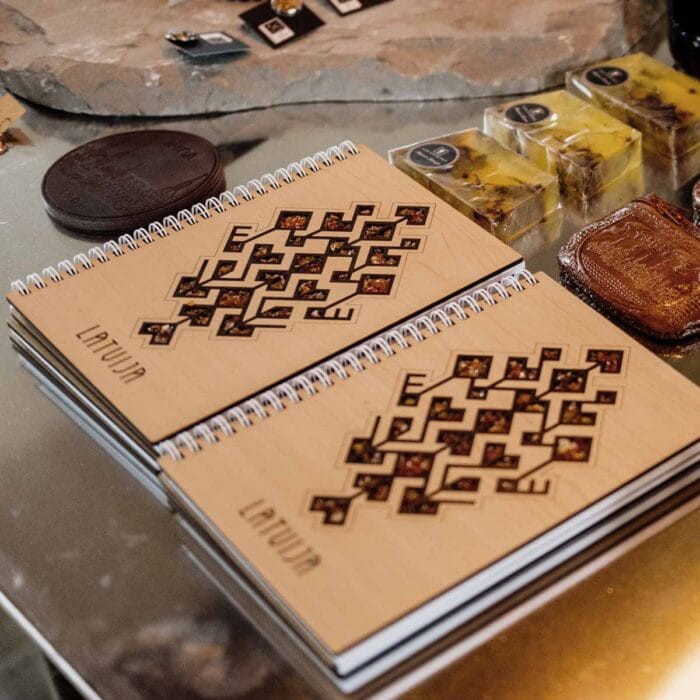 Tematiskās dāvanas | BalticGifts Piezīmju grāmata "dzīvības koks", latvija, dzintara puzuris, 16x21 cm