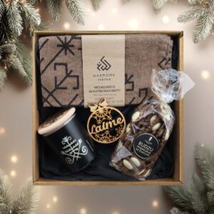 Ziemassvētku dāvanu komplekts – garšīgas rudzu piparkūkas un lina virtuves dvielis ar austras koka rakstu