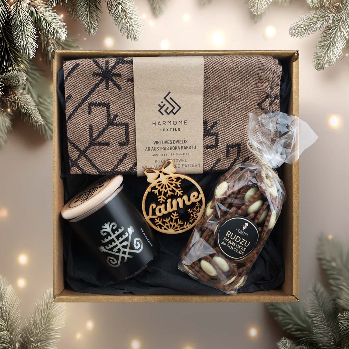 Ziemassvētku dāvanu komplekts – garšīgas rudzu piparkūkas un lina virtuves dvielis ar austras koka rakstu