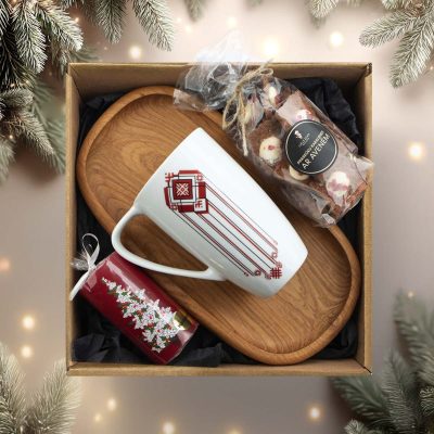 Ziemassvētku dāvanu komplekts - kraukšķīgās piparkūkas, krūze, koka trauks un svece