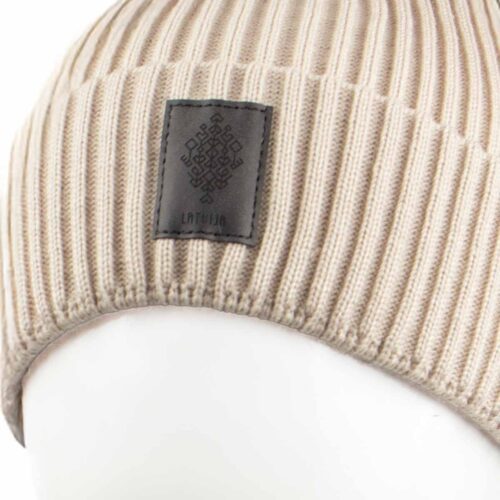 Cepure un Šalle ar dzīvības koka un latvijas zīmi, gaiši bēša