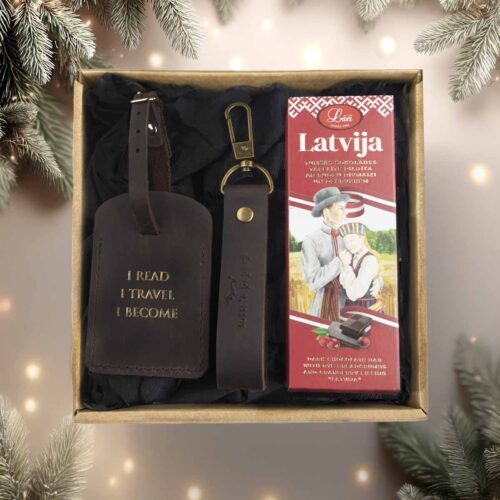 Ziemassvētku dāvanu komplekts ceļotājam - Ādas atslēgu piekariņš un bagāžas birka ar Šokolādi "latvija" (copy)