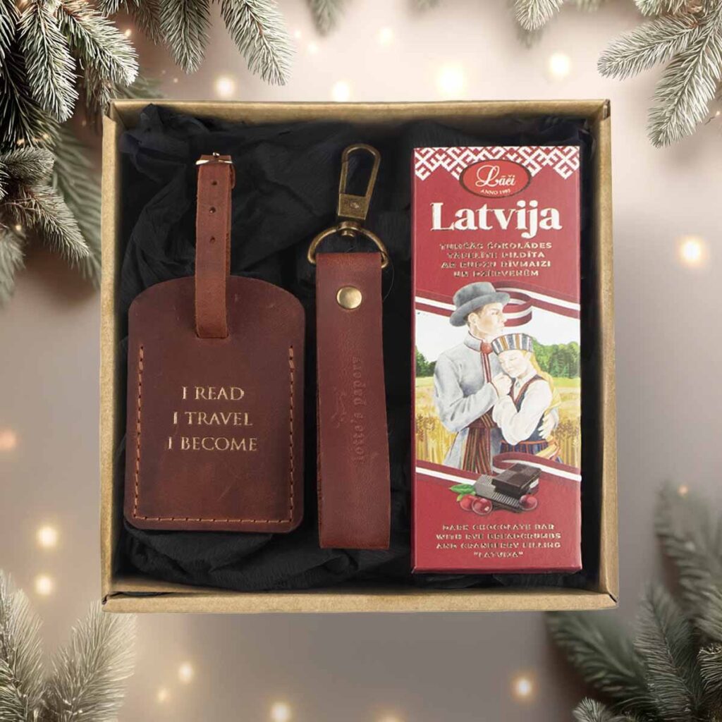 Ziemassvētku dāvanu komplekts ceļotājam - Ādas atslēgu piekariņš un bagāžas birka ar Šokolādi "latvija" (copy)