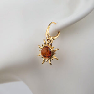 Sudraba auskari saulītes formā ar oranžu dzintara gabaliņu, apzeltīti