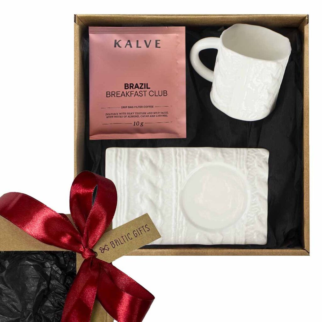 Dāvanu komplekts – piebalgas porcelāna krūze un apakštase ar kafiju - kafija "riga, latvia"