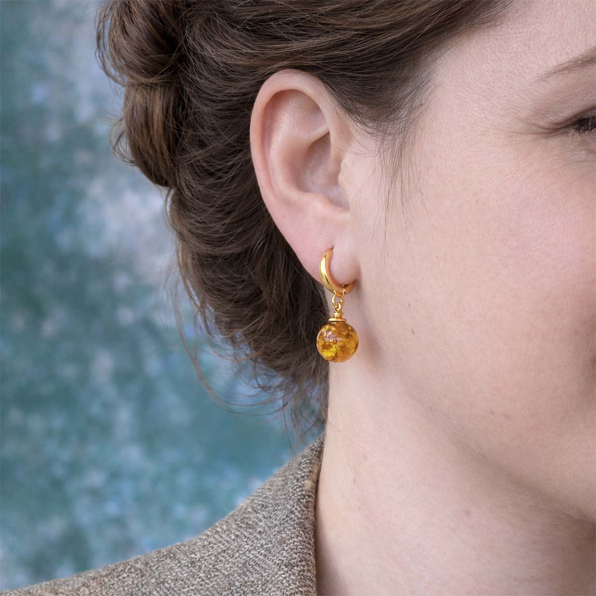 Sudraba auskari ar brūnzaļu dzintaru, apzeltīti